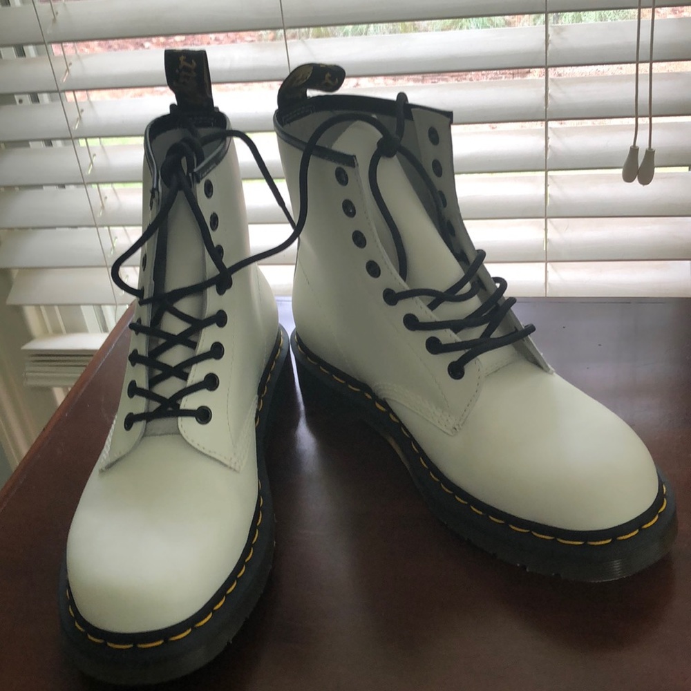Size 8 WHITE DR MARTENS!!!